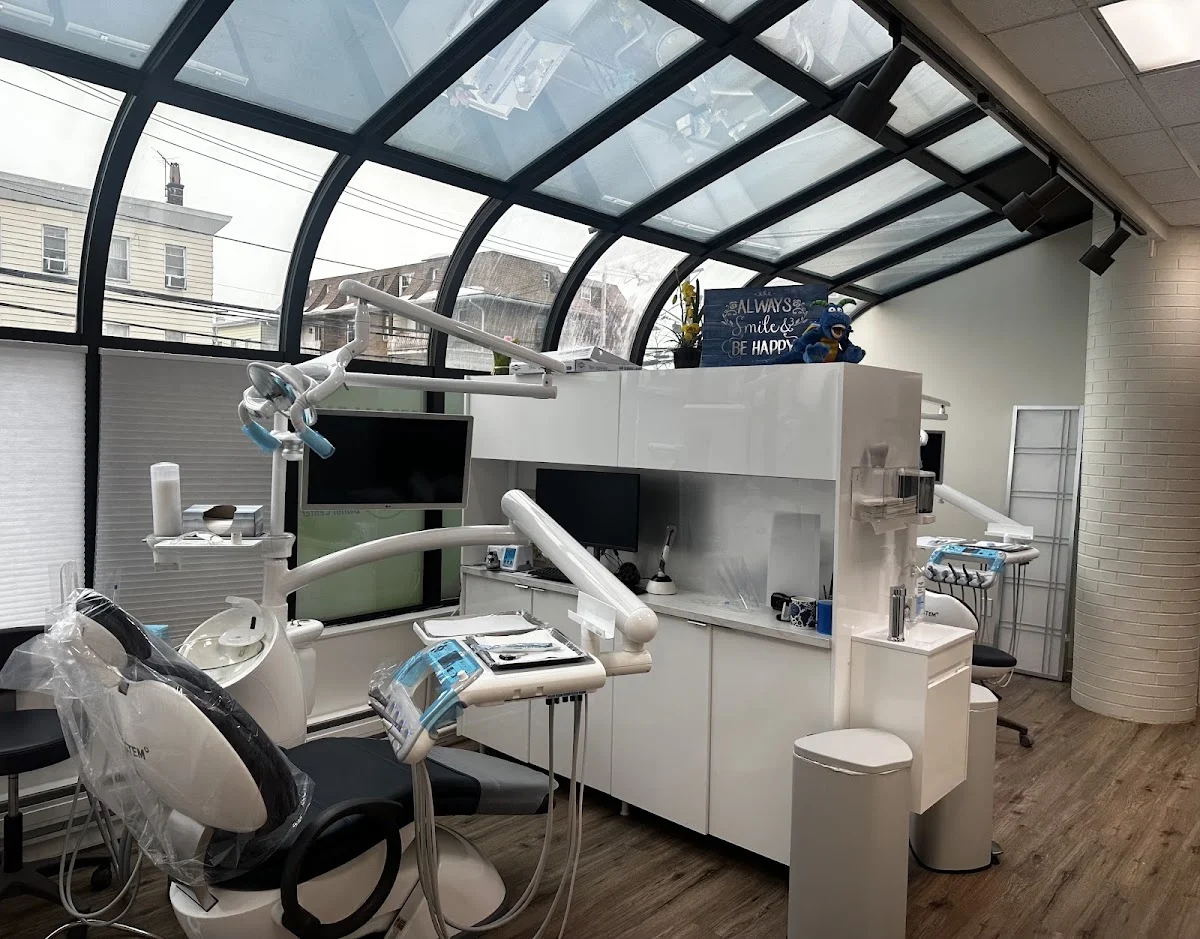 SMILE DENTAL CENTER (Dr. Vanessa / Christine Kyritsis)